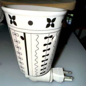 SCENTSY WAX WARMER PLUG IN
